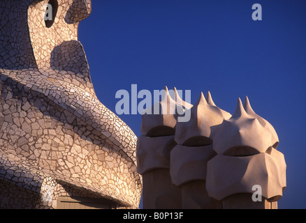 Chimney sculture sul tetto di Antoni Gaudi Casa Mila o La Pedrera Passeig de Gracia di Barcellona Eixample Catalunya Spagna Foto Stock