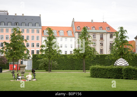 Giovani danesi picnic in Rosenborg hanno, Copenhagen, Danimarca. Foto Stock