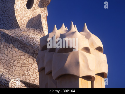 Chimney sculture sul tetto di Antoni Gaudi Casa Mila o La Pedrera Passeig de Gracia di Barcellona Eixample Catalunya Spagna Foto Stock