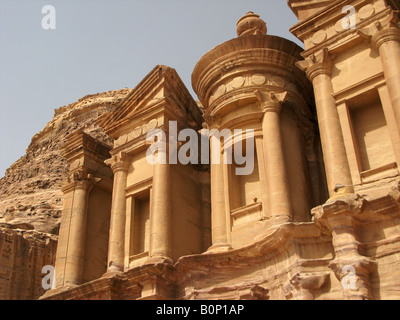 La facciata ornata di El Deir, il Monastero , dichiarati Patrimonio mondiale dell umanità dall UNESCO, Petra, Giordania, Medio Oriente Foto Stock