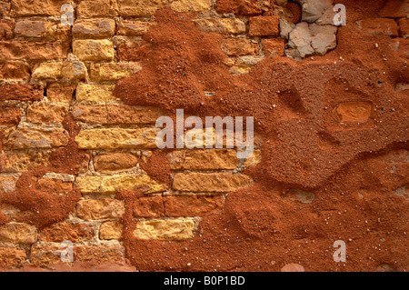 Venetian vecchio muro in mattoni con la caduta di calcina rossa Foto Stock