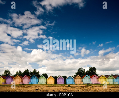 Una fila di pittoresca spiaggia di capanne sulla West Mersea beach in Essex. Foto Stock