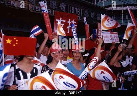 Gruppo di cinesi in sede di Pechino la torcia olimpica a Bangkok il 19 aprile 2008 Foto Stock