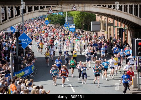 Manchester 10K Greatrun Maggio 2008 su Deansgate sotto Bridgewater Viaduct Foto Stock