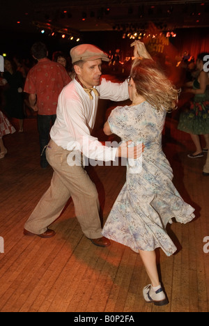 Pontins Holiday Camp, Camber Sands Sussex, Inghilterra. Rhythm Riot retro Weekend coppia rétro che danzano il jive, anni '2000 2007 HOMER SYKES Foto Stock