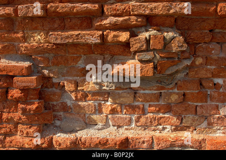 Venetian vecchio muro in mattoni con la caduta di calcina rossa Foto Stock