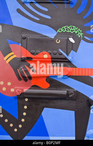 Pittura colorata su un gigante Gibson Guitar parte di un display esterno City Hall Londra Foto Stock