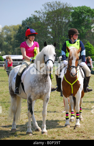 Pony club riders, Royal Windsor Horse Show, Home Park, Windsor, Berkshire, Inghilterra, Regno Unito Foto Stock