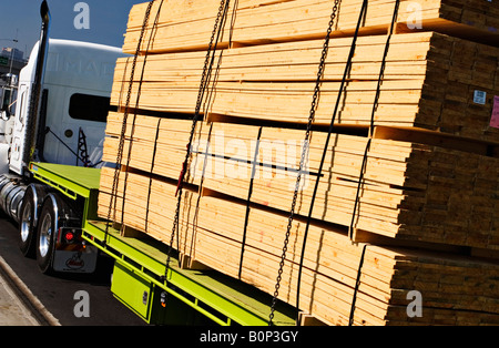 Trasporto e trasporto su camion / un Semi - Trailer il trasporto merci. Foto Stock