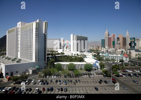 Vista di Las Vegas, Nevada, USA. Preso da Hooters Casino Hotel. Tropicana è sulla sinistra, New York New York sulla destra. Foto Stock