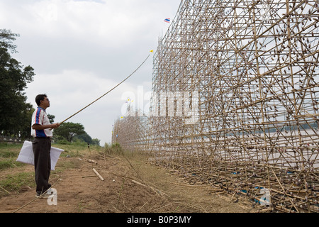 Fire costruzione di barche - Nakhon Phnom, Nakhon Phnom provincia, Thailandia Foto Stock