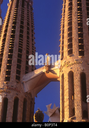 Statua sulla facciata della Natività di Antoni Gaudi Sagrada Familia Basilica Catalunya Barcellona Spagna Foto Stock
