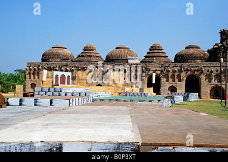 Elephant maneggio. Undici camere a cupola per il royal elefanti. Hampi monumenti, Karnataka, India Foto Stock