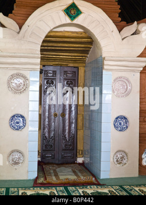 Porta al corridoio principale di preghiera, Masjid Panjunan, Cirebon, Java, Indonesia Foto Stock