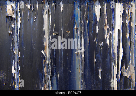 Close up peeling nero vernice su una porta di legno Foto Stock