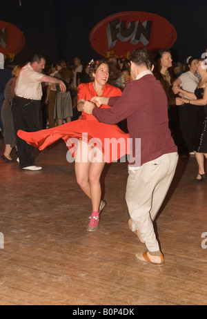 Coppia che ballano la gonna jive, donna che vola su. Pontins Holiday Camp, Camber Sands, Sussex, Inghilterra. Rhythm Riot retro Weekend anni '2007 2000 UK HOMER SYKES Foto Stock