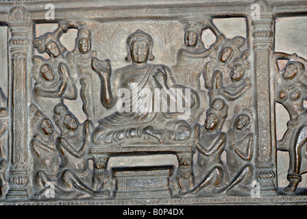 Delhi. Il Museo Nazionale, il Buddha in Padmasana con discepoli. Iii secolo D.C. Foto Stock