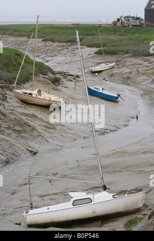 Barche ancorate a bassa marea Le Vivier sur Mer Ille et Vilaine département région Bretagne Francia Foto Stock