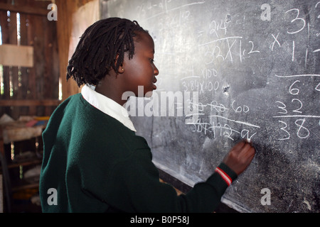 Kenya: la scuola per il rifugiato i bambini in un campo di rifugiati foresta bruciato dell'IDP (Persone Internamente Sfollate) Foto Stock