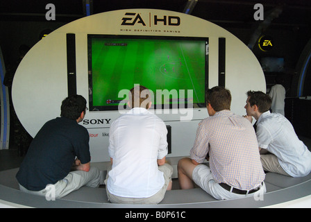 Ragazzi giocare giochi per computer, Royal Windsor Horse Show, Home Park, Windsor, Berkshire, Inghilterra, Regno Unito Foto Stock