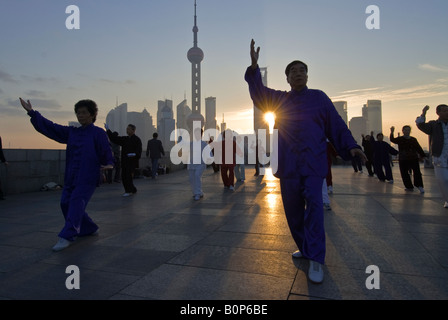 Costume tai chi professionisti all'alba skyline, il Bund, Shanghai, Cina Foto Stock
