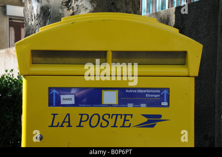 Una nuova versione del tipico francese La Poste giallo casella postale. Foto Stock