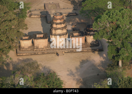 Vista aerea Prasat Kravan decimo secolo indù monumento di mattoni Foto Stock