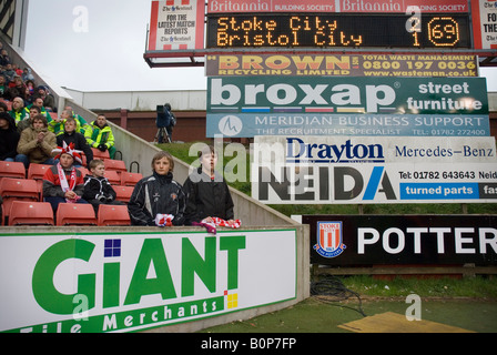 Stoke City 2 Bristol City 1 19 Aprile 2008 ansiosi Stoke tifosi seguenti Bristol obiettivo dei citys Foto Stock