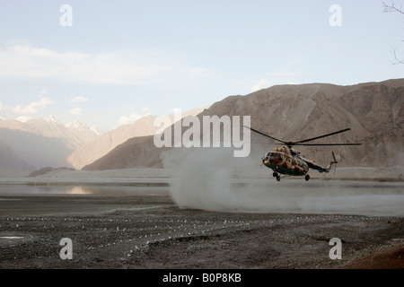 Elicottero atterra su un eliporto nelle valli di montagna Karokoram Skardu vallata a nord del Pakistan Foto Stock