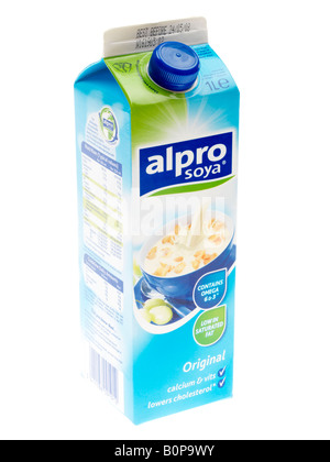 Scatola di cartone con marchio di Alpro senza prodotti caseari sano latte di soia isolata contro uno sfondo bianco con un tracciato di ritaglio e nessun popolo Foto Stock