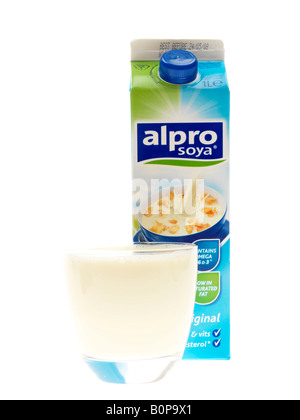 Scatola di cartone con marchio di Alpro senza prodotti caseari sano latte di soia isolata contro uno sfondo bianco con un tracciato di ritaglio e nessun popolo Foto Stock