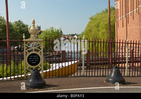 Ponte sul fiume Avon a Tewkesbury mulino di farina Foto Stock