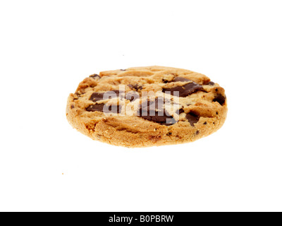 Freschi e saporiti biscotti al cioccolato biscotti snack isolato sfondo bianco con nessun popolo e un tracciato di ritaglio Foto Stock