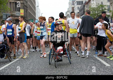 Concorrenti sulla linea di partenza compresi gli atleti in sedia a rotelle a prepararsi per la maratona di Belfast 2008 Belfast City Centre Foto Stock