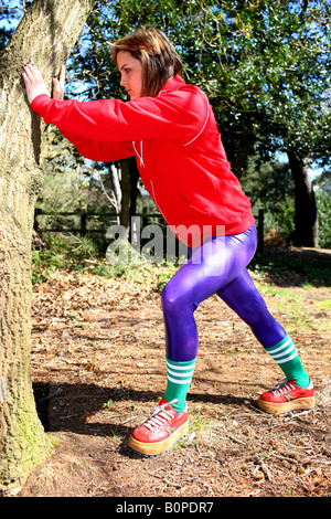 Ragazza adolescente Riscaldamento Modello rilasciato Foto Stock