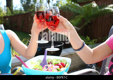 Giovani donne che fanno un toast modelli immessi Foto Stock