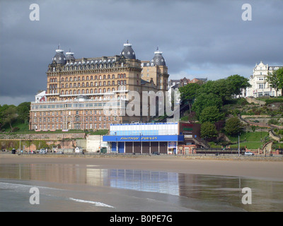 Grand Hotel e foreshore, Scarborough, North Yorkshire, Inghilterra. Foto Stock