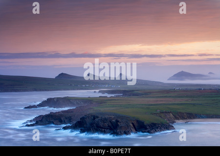 Alba a testa di Clogher, guardando verso la Sibilla Point e le Tre Sorelle, penisola di Dingle, nella contea di Kerry, Irlanda Foto Stock