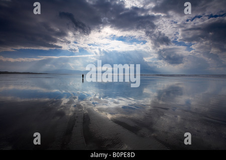 Una figura solitaria sulla spiaggia, Pollici Strand, penisola di Dingle, nella contea di Kerry, Irlanda Foto Stock