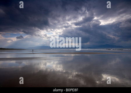 Una figura solitaria sulla spiaggia, Pollici Strand, penisola di Dingle, nella contea di Kerry, Irlanda Foto Stock