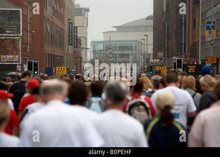 I concorrenti in rotta verso Waterfront Hall durante la maratona di Belfast 2008 Belfast City Centre Irlanda del Nord Foto Stock