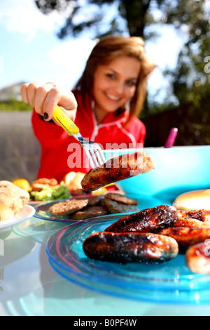 Giovane Donna scelta di salsicce Modello rilasciato Foto Stock