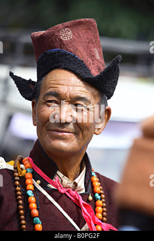 Un uomo in abito tradizionale a Leh Jammu Kashmir India Foto Stock
