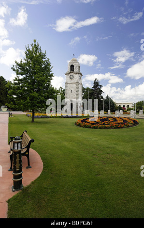 Un memoriale di guerra clocktower in Seymour Square Gardens, Blenheim, Marlborough, Nuova Zelanda Foto Stock