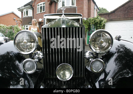 Primo piano della parte anteriore di un'annata Rolls Royce usata come una vettura di nozze Foto Stock