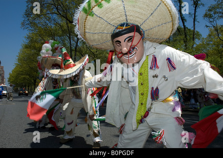 Gli americani messicani in marzo il Cinco de Mayo Parade di New York Foto Stock
