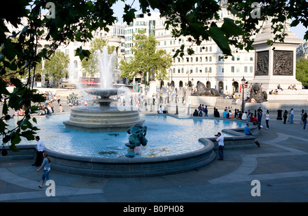 Fontana in Trafalgar Square vista da una parte superiore aperta Autobus Turistico Londra UK Europa Foto Stock