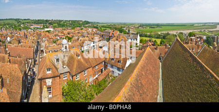 A 2 foto panoramiche di cucitura vista aerea di segala prese dalla cima del campanile di Santa Maria la Chiesa Parrocchiale in una giornata di sole. Foto Stock