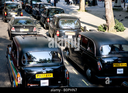 Vista aerea del taxi neri da una parte superiore aperta Autobus Turistico la guida verso il basso Fleet Street London UK Europa Foto Stock