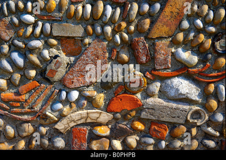 In prossimità di una parete di suffolk con pietra focaia e texture di mattoni Foto Stock